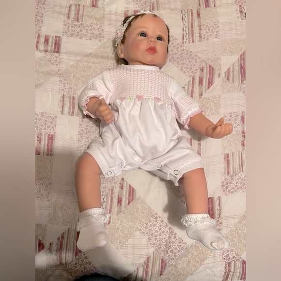 Ashton Drake Olivia’s Gentle Touch baby doll - Picture 7 of 9